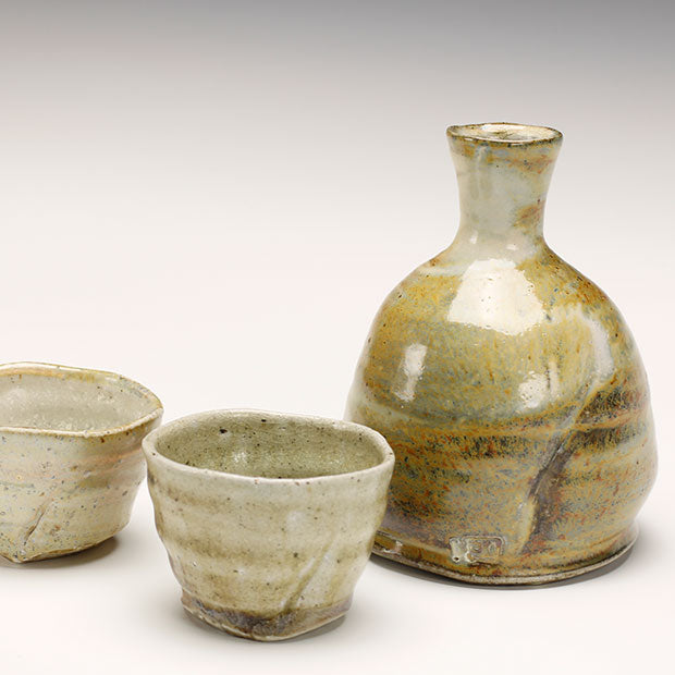 Saké Bottle and 2 Saké Cups